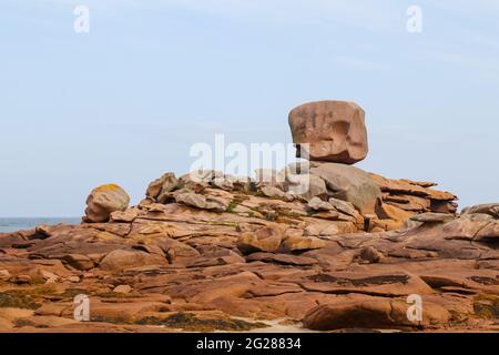 Le Cube - formation de roche bizarre sur la Côte de granit rose en Bretagne, France Banque D'Images