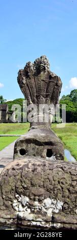 Ancien serpent à sept têtes ou ruines balustrade 'naga' à l'extérieur d'Angkor Wat au Cambodge Banque D'Images