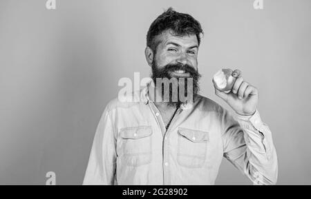 J'aime les pommes un bel hipster avec la longue barbe mangeant la pomme. Les petites bouchées affamées de l'hippopotame apprécient la pomme mûre. Fruits en-cas sain toujours bonne idée. Régime d'homme Banque D'Images