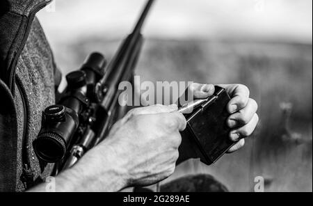 Chasseur. Période de chasse. L'homme est à la chasse, sport. L'homme charge un fusil de chasse. Chasseur masculin prêt à chasser. Gros plan. Munitions avec un Banque D'Images