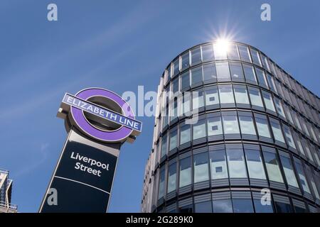 Bureaux à proximité et logo Elizabeth Line de Crossrail à Liverpool Street dans la City of London, le quartier financier de la capitale, le 8 juin 2021, à Londres, en Angleterre. Crossrail a été à nouveau retardé jusqu'en 2022 et aura besoin d'un montant supplémentaire de 1,1 milliard de livres. Traversant le cœur de Londres, il ouvrira ses portes plus de quatre ans plus tard et coûtera presque 4 milliards de livres sterling de plus que prévu à l'origine. Le projet d'infrastructure géante avait initialement prévu un coût de 14,8 milliards de livres sterling, les services devant commencer à fonctionner en décembre 2018. Banque D'Images