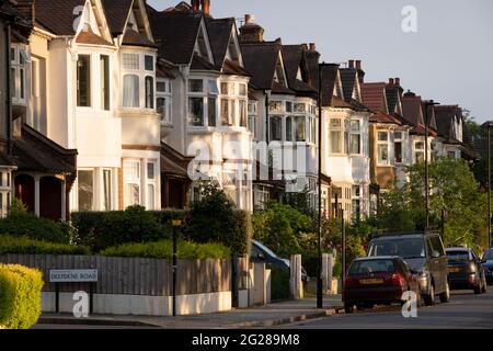 Maisons suburbaines ensoleillées le soir au coin des routes Deepdene et Ferndene dans le quartier de Lambeth, et le 7 juin 2021, dans le sud de Londres, en Angleterre. Banque D'Images