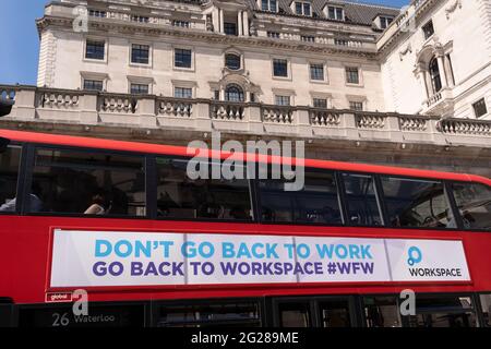 Maintenant que les employés retournent progressivement sur leur lieu de travail après un an de restrictions de verrouillage de Covid, une bannière sur le côté d'un autobus londonien annonce la société immobilière « Workspace », aux côtés de la Banque d'Angleterre dans la City de Londres, le quartier financier de la capitale, le 8 juin 2021, À Londres, en Angleterre. L'espace de travail est une confiance en investissement immobilier qui permet aux petites et moyennes entreprises de s'investir dans des bureaux, des espaces industriels et des ateliers. Banque D'Images