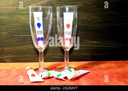 Verres et peinture en tube, peintures multicolores Banque D'Images