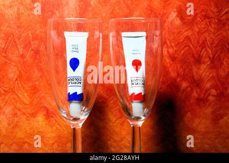 Verres et peinture en tube, peintures multicolores Banque D'Images