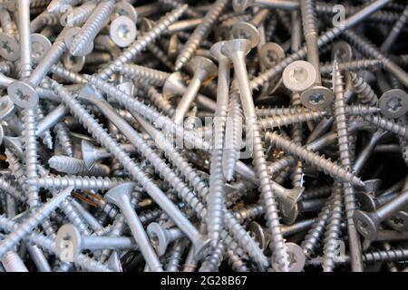 Vis de fixation des pièces structurelles, construction. Banque D'Images
