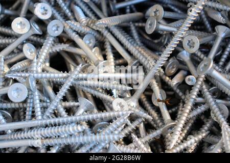 Vis de fixation des pièces structurelles, construction. Banque D'Images
