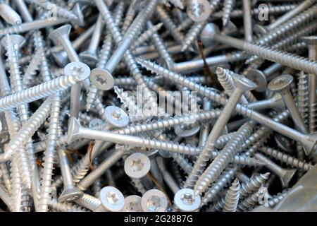 Vis de fixation des pièces structurelles, construction. Banque D'Images