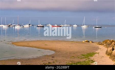 Bateaux sur la mer au port de Bétey à Andernos-les-bains, commune ostreicole située sur la rive nord-est de la baie d'Arcachon, dans le département de la Gironde Banque D'Images