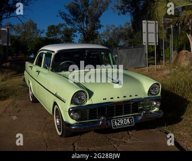 Vintage australien Holden EK voiture série spéciale produite en Australie au début des années 1960 et maintenant considéré comme un classique vu au barrage de Teresa Creek à Cle Banque D'Images