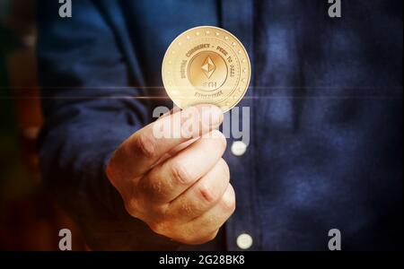 Concept abstrait de la pièce en main du symbole de crypto-monnaie ETH d'Ethereum. Banque D'Images