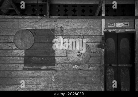 Sungai Uluk Palin, Kapuas Hulu, Kalimantan occidental, Indonésie. Mars 2007. Une porte d'entrée de la résidence d'une famille à la maison de la communauté traditionnelle Dayak Tamambaloh.--photographié sur film noir et blanc, numérisé, numérisé. Banque D'Images