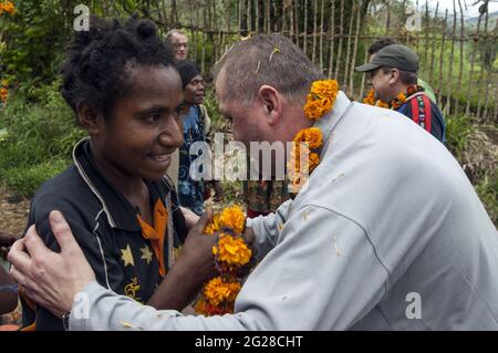 Papouasie-Nouvelle-Guinée; Goroka - Namta; saluant les invités de Pologne par les autochtones à la frontière paroissiale. Begrüßung der Gäste durch Ureinwohner Banque D'Images