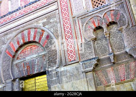 Détail de la façade et de la porte, Cathédrale notre Dame de l'Assomption Grande Mosquée de Cordoue, Cordoue, Andalousie, Espagne, Europe Banque D'Images