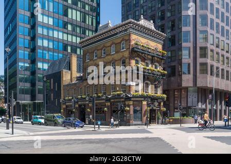 Les gens qui sortent et qui se trouvent dans une journée ensoleillée passent devant le pub Albert situé à l'angle de Victoria Street et de Buckingham Gate. Londres, Angleterre, Royaume-Uni Banque D'Images