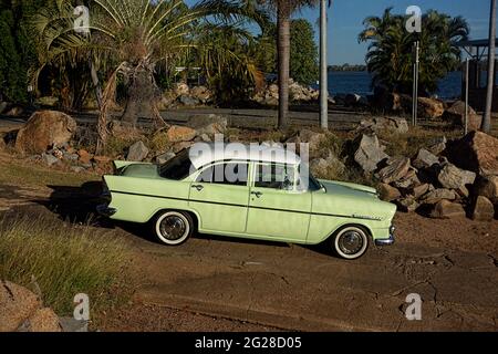 Vintage australien Holden EK voiture série spéciale produite en Australie au début des années 1960 et maintenant considéré comme un classique vu au barrage de Teresa Creek à Cle Banque D'Images