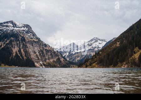 Scène en Autriche, Vilsalpsee et Traualpsee. Jour nuageux, lac, montagnes et forêt rendent la scène majestueuse et impressionnante. Paysage magnifique. Banque D'Images