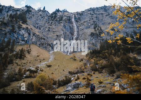 Scène en Autriche, Vilsalpsee et Traualpsee. Jour nuageux, lac, montagnes et forêt rendent la scène majestueuse et impressionnante. Paysage magnifique. Banque D'Images