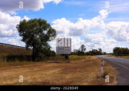 Panneau dans l'Outback reculé du Queensland indiquant l'état de la route et les limites de charge pour la ville suivante à près de 400 kilomètres. Banque D'Images