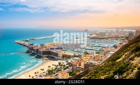 Alicante, plage et port avec yachts de luxe et voiliers d'en haut au coucher du soleil. Vue sur la belle ville touristique de la région de la Costa Blanca Banque D'Images