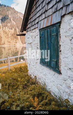 Scène en Autriche, Vilsalpsee et Traualpsee. Jour nuageux, lac, montagnes et forêt rendent la scène majestueuse et impressionnante. Paysage magnifique. Banque D'Images