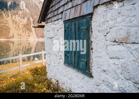 Scène en Autriche, Vilsalpsee et Traualpsee. Jour nuageux, lac, montagnes et forêt rendent la scène majestueuse et impressionnante. Paysage magnifique. Banque D'Images