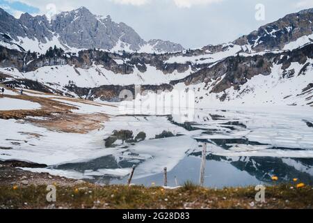 Scène en Autriche, Vilsalpsee et Traualpsee. Jour nuageux, lac, montagnes et forêt rendent la scène majestueuse et impressionnante. Paysage magnifique. Banque D'Images