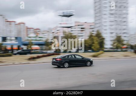 Ukraine, Kiev - 13 mai 2021 : la voiture noire Ford Mondeo se déplace dans la rue. Éditorial Banque D'Images