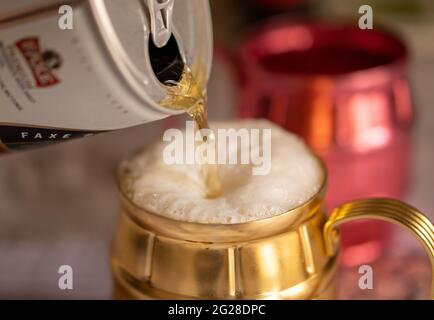 CASERTA, ITALIE - 06 juin 2021 : verse à la main de la bière d'une canette dans un verre, Caserta, Italie, 06 juin 2021. Banque D'Images