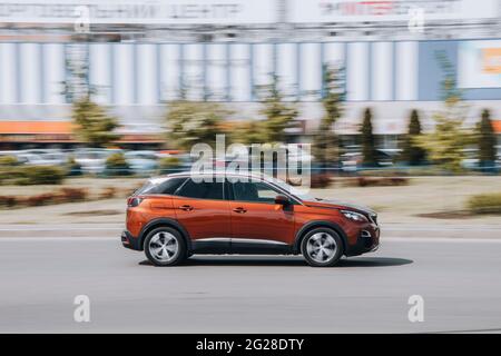 Ukraine, Kiev - 13 mai 2021 : BMW X1 marron se déplaçant dans la rue. Éditorial Banque D'Images