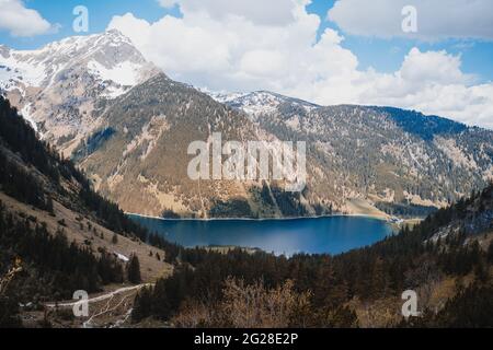 Scène en Autriche, Vilsalpsee et Traualpsee. Jour nuageux, lac, montagnes et forêt rendent la scène majestueuse et impressionnante. Paysage magnifique. Banque D'Images