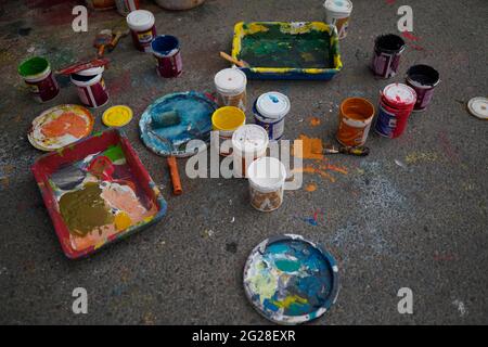 Katmandou, Népal. 9 juin 2021. Dujang Sherpa et l'aide de quatre artistes brossent un art mural pour honorer les lignes de front de la COVID-19 lors du confinement imposé par le gouvernement à Katmandou, au Népal, le mercredi 9 juin 2021. Crédit: Skanda Gautam/ZUMA Wire/Alay Live News Banque D'Images