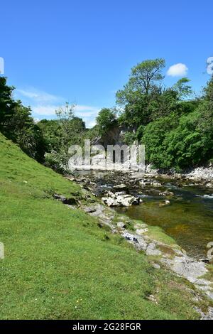 La rivière Wharfe à Loup cicatrice sur la voie des Dales, Burnsall, Yorkshire Dales Banque D'Images