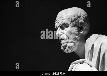 Photo en noir et blanc de l'ancienne statue romaine représentant un homme âgé en profil Banque D'Images