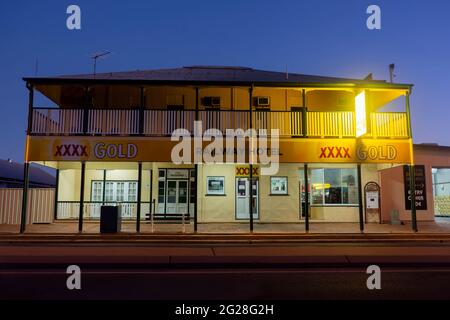 Cet hôtel typique du vieux pub de campagne est doté d'une véranda et de murs en fer ondulé à Barcaldine, Queensland, en Australie, dans un ciel étoilé. Banque D'Images