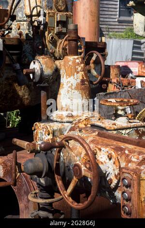 Des machines industrielles obsolètes, qui rouillent dans un chantier de bunkyard dans le pays, attendent d’être mises au rebut. Banque D'Images