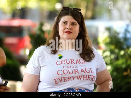 Londres, Royaume-Uni. 9 juin 2021. Des associations caritatives, des célébrités, des activistes et des députés protestent à Westminster en demandant au gouvernement et à Boris Johnson de considérer les droits des femmes avant le sommet du G7 du 11 au 13 juin. Des députés tels que Jess Philips, Marsha de Cordova et Baronne Suggs se sont rassemblés à la statue de Millicent Fawcett sur la place du Parlement pour se rendre à pied à Downing Street. Helen Pankhurst, Grande-fille d'Emmeline Pankhurst, posée par la statue de Millicent Fawcett. Crédit : Mark Thomas/Alay Live News Banque D'Images