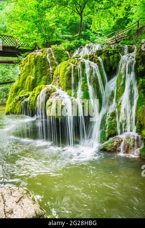 Cascade de Bigar sur la rivière Minis, Roumanie.L'une des plus belles chutes d'eau du monde. Banque D'Images