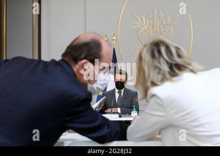 Paris, France. 09e juin 2021. Le président de la République, Emmanuel Macron et Jean Castex, premier ministre et Barbara Pompili, ministre de la transition écologique lors du conseil des ministres du 9 juin 2021, au palais de l'Elysée a Paris. Le président français Emmanuel Macron lors d'une réunion de cabinet à l'Elysée Palace à Paris le 9 juin 2021 photo par Stephane Lemouton/Pool/ABACAPRESS.COM crédit: Abaca Press/Alay Live News Banque D'Images