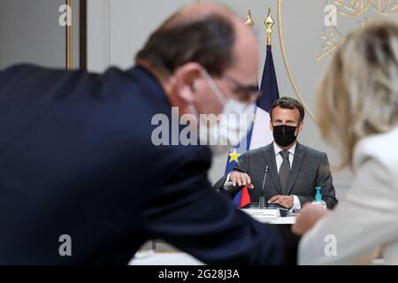 Paris, France. 09e juin 2021. Le président de la République, Emmanuel Macron et Jean Castex, premier ministre et Barbara Pompili, ministre de la transition écologique lors du conseil des ministres du 9 juin 2021, au palais de l'Elysée a Paris. Le président français Emmanuel Macron lors d'une réunion de cabinet à l'Elysée Palace à Paris le 9 juin 2021 photo par Stephane Lemouton/Pool/ABACAPRESS.COM crédit: Abaca Press/Alay Live News Banque D'Images