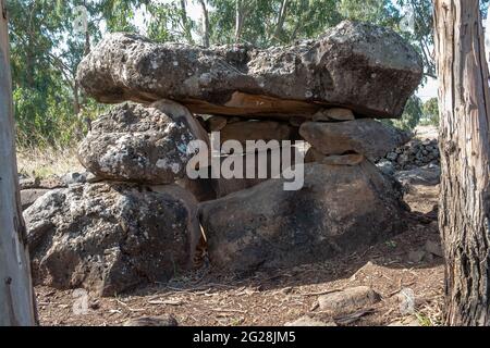 Le champ de Dolmen, Gamla, plateau du Golan, Israël UN dolmen est un type de tombeau mégalithique à chambre unique, habituellement composé de deux ou plusieurs mégali verticaux Banque D'Images