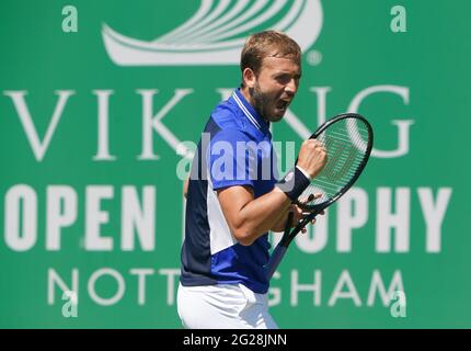 DaN Evans, en Grande-Bretagne, célèbre un point contre Matthew Ebden, en Australie, lors du cinquième jour de l'Open de Viking au centre de tennis de Nottingham. Date de la photo: Mercredi 9 juin 2021. Banque D'Images