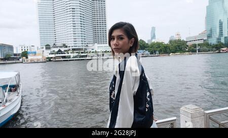Jeune dame sur la promenade au bord de la rivière Khlong San Pier Chao Phraya Bangkok Thaïlande Banque D'Images