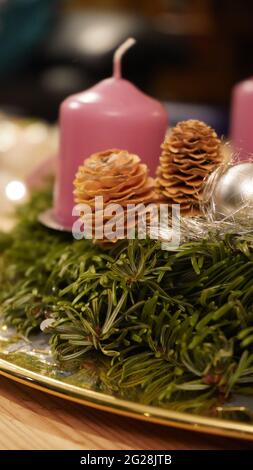 Bonn Allemagne décembre 2020 décoration de noël, bougie rose sur la couronne de l'Avent avec le sapin vert et le cône de sapin Banque D'Images