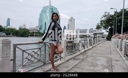 Jeune dame sur la promenade au bord de la rivière Khlong San Pier Chao Phraya Bangkok Thaïlande Banque D'Images