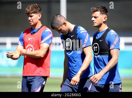 John Stones, Conor Coady et Ben White (gauche-droite) pendant la séance d'entraînement à St George's Park, Burton. Date de la photo: Mercredi 9 juin 2021. Banque D'Images