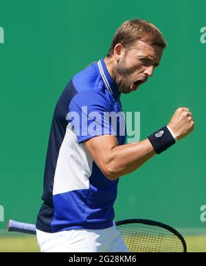 DaN Evans, en Grande-Bretagne, célèbre un point contre Matthew Ebden, en Australie, lors du cinquième jour de l'Open de Viking au centre de tennis de Nottingham. Date de la photo: Mercredi 9 juin 2021. Banque D'Images