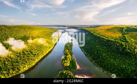 Envolez-vous à travers la majestueuse rivière brumeuse et la luxuriante forêt verte à l'heure du lever du soleil. Photographie de paysage. Dnister, Ukraine, Europe Banque D'Images