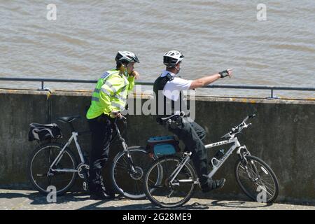 Deux policiers de Newham MPS en patrouille à vélo visitant Gallions point dans la région des Royal Docks de Londres Banque D'Images