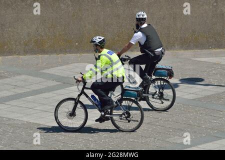 Deux policiers de Newham MPS en patrouille à vélo visitant Gallions point dans la région des Royal Docks de Londres Banque D'Images